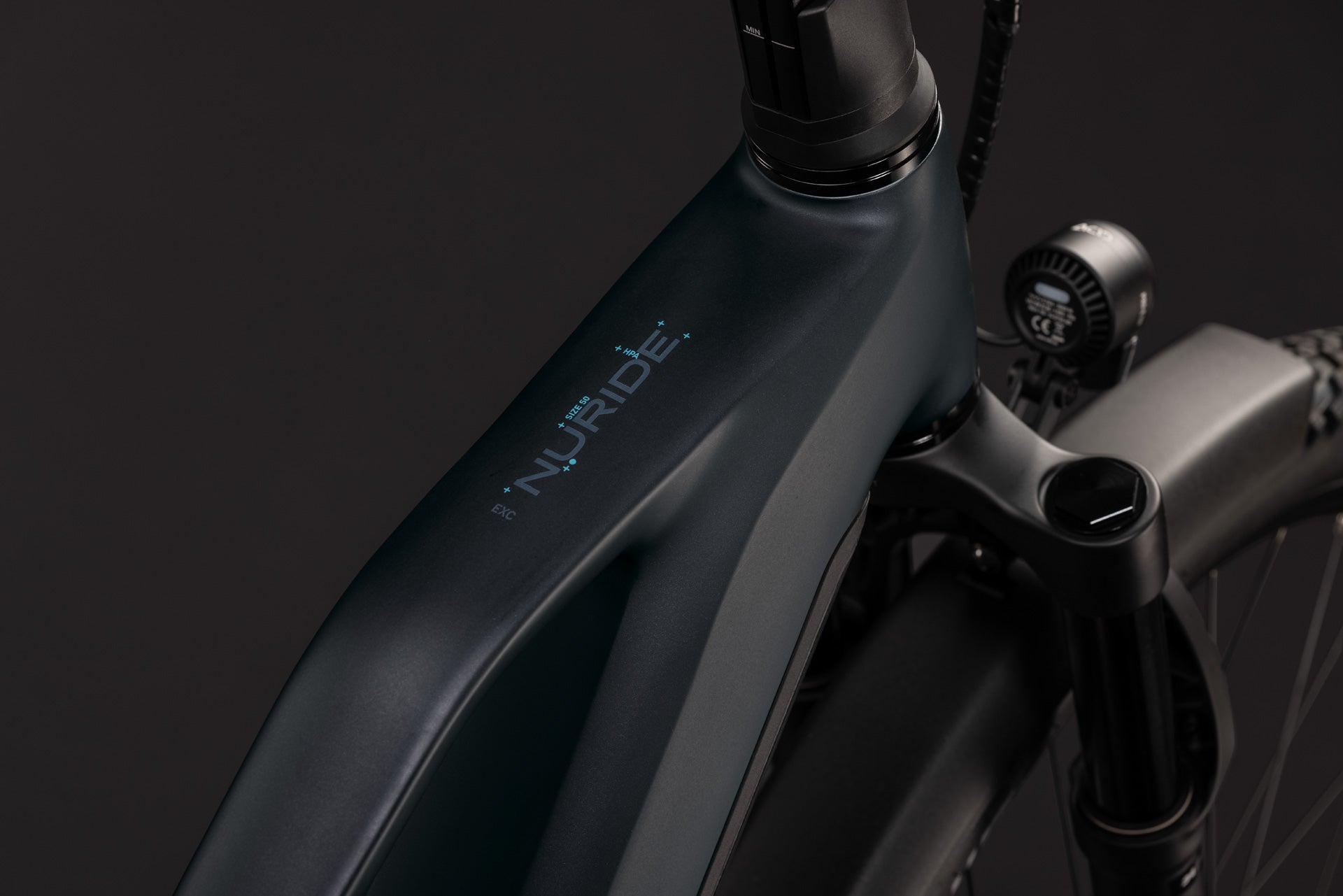 CUBE Nuride Hybrid EXC 800 E-Bike in coal´n´chrome, Nahaufnahme des Rahmens