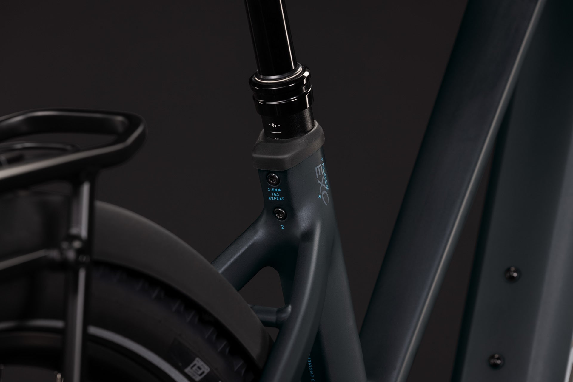 CUBE Nuride Hybrid EXC 800 coal’n’chrome, Detailaufnahme des Fahrradrahmens und Sattelsaums