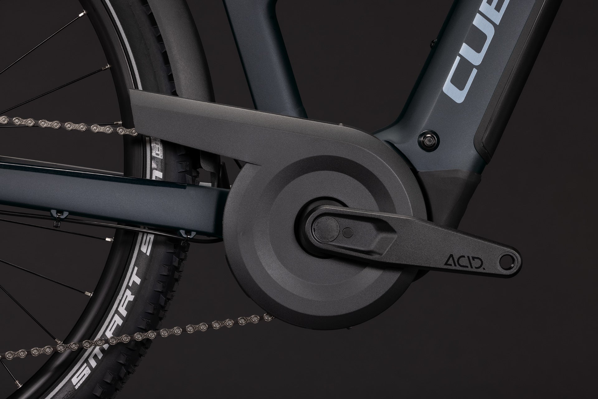 CUBE Nuride Hybrid EXC 800 E-Bike mit Antrieb und Hinterrad im Detailbild