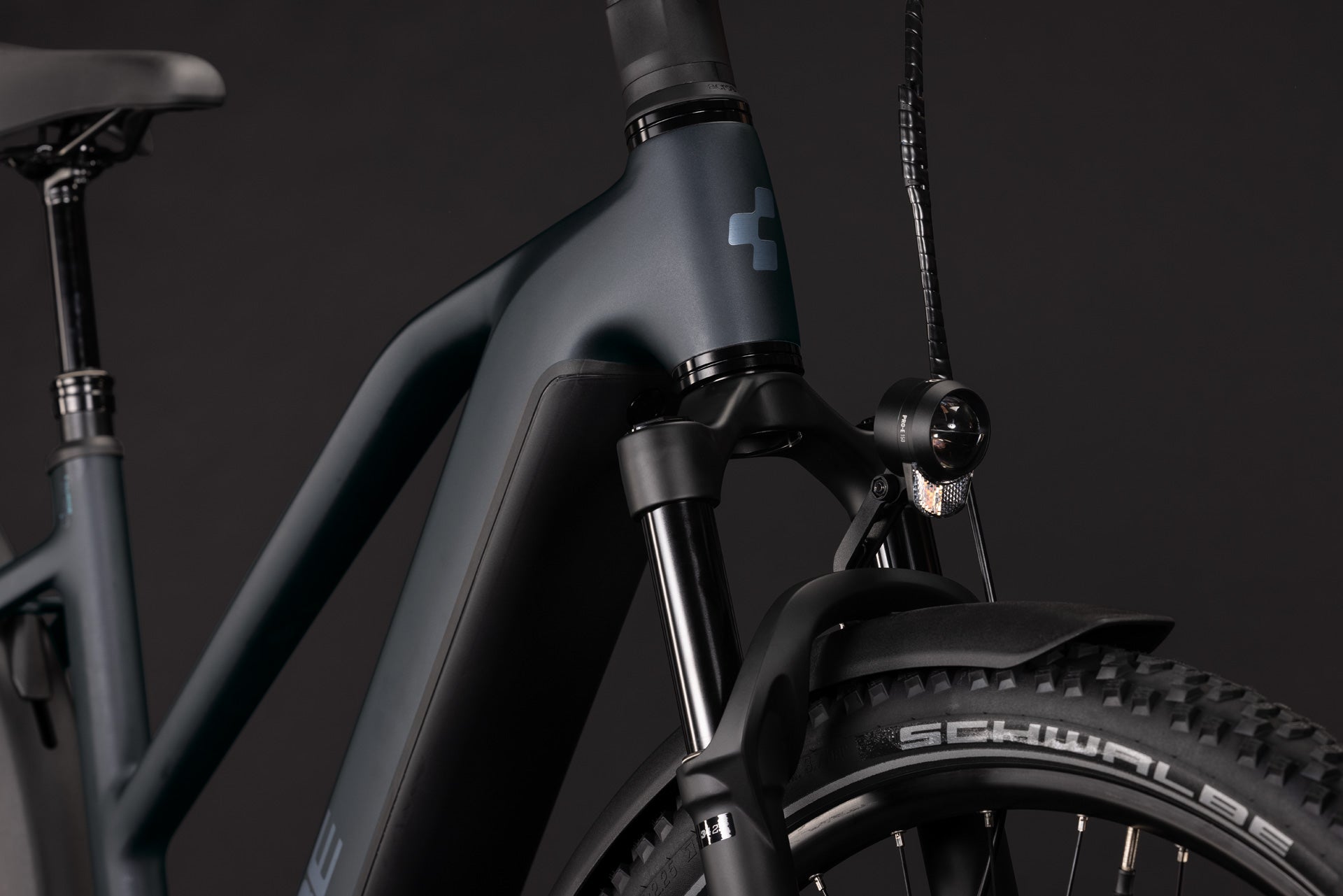 CUBE Nuride Hybrid EXC 800 E-Bike in coal´n´chrome, Detailansicht des Rahmens und Vorderrads
