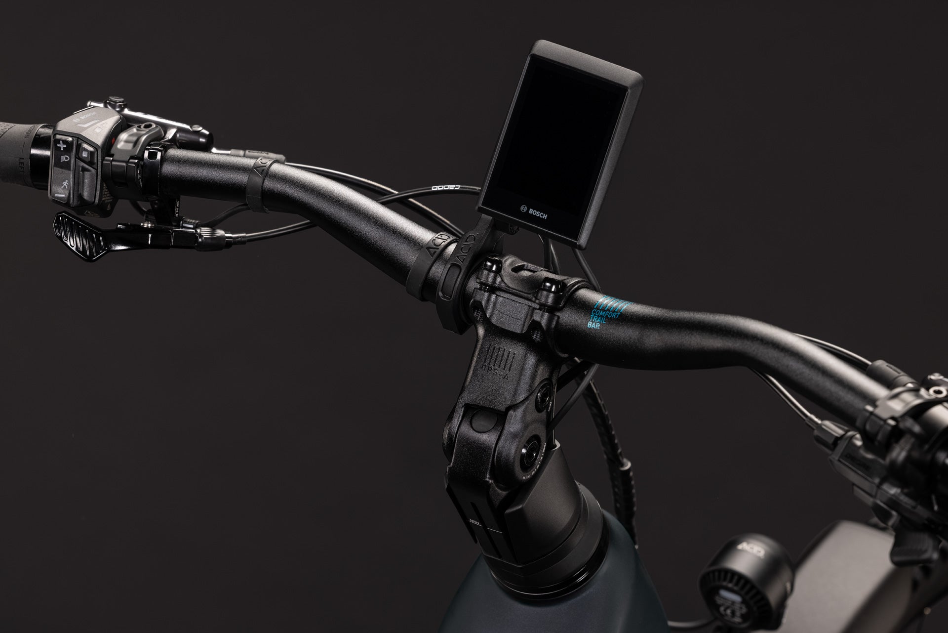 Cockpit des CUBE Nuride Hybrid EXC 800 in coal’n’chrome mit Bosch-Display