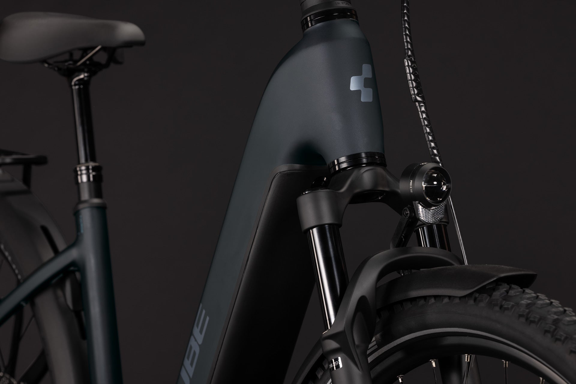 CUBE Nuride Hybrid EXC 800 E-Bike in coal´n´chrome, Frontansicht weiterlesen