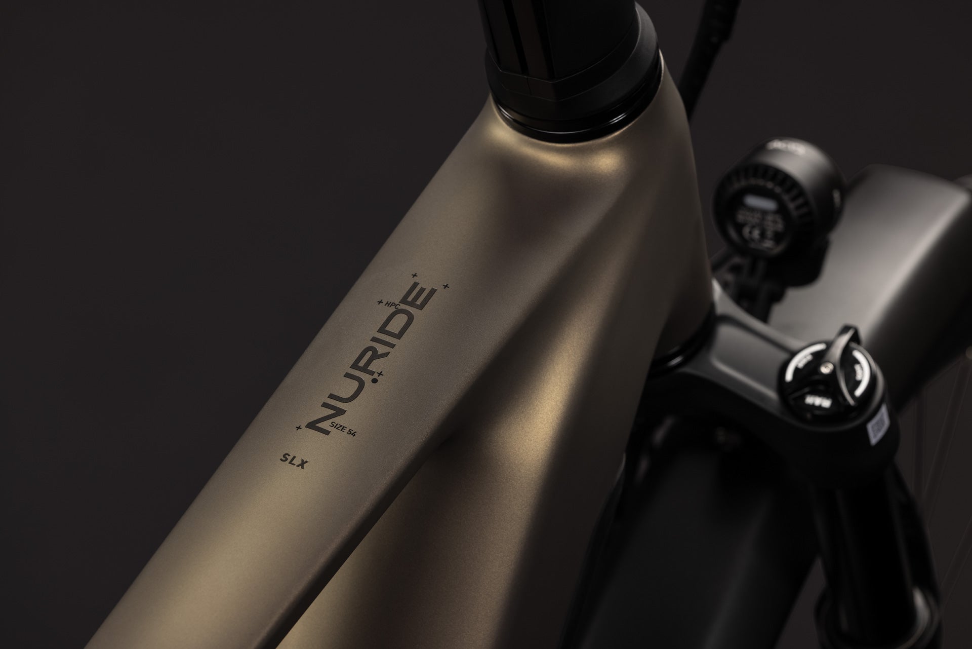 CUBE Nuride Hybrid ONE11 HPC SLX 800 in goldenbrown'n'black, Detail von Rahmen und Gabel