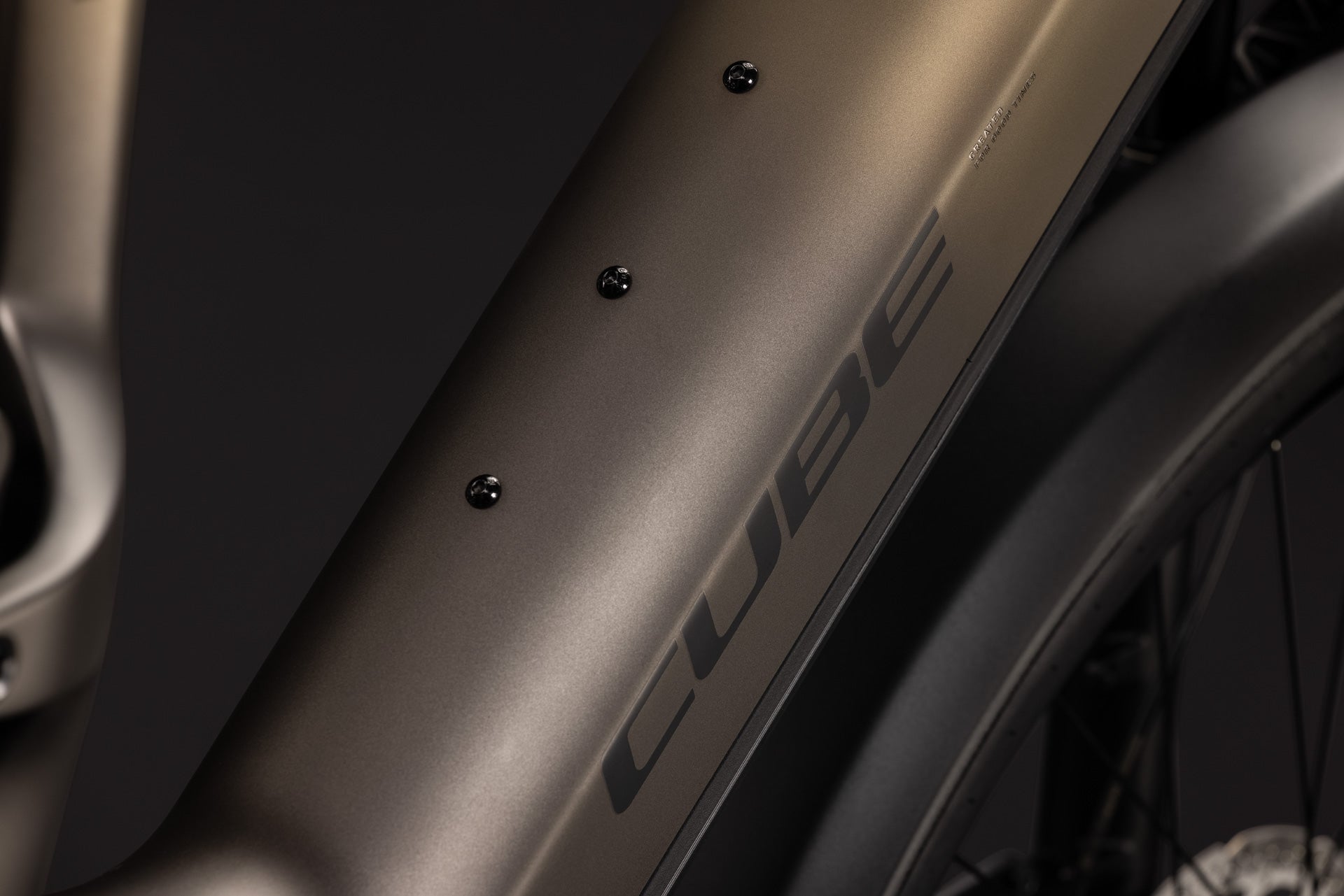 CUBE Nuride Hybrid ONE11 HPC SLX 800 in goldenbrown'n'black, Detailansicht Rahmen logo