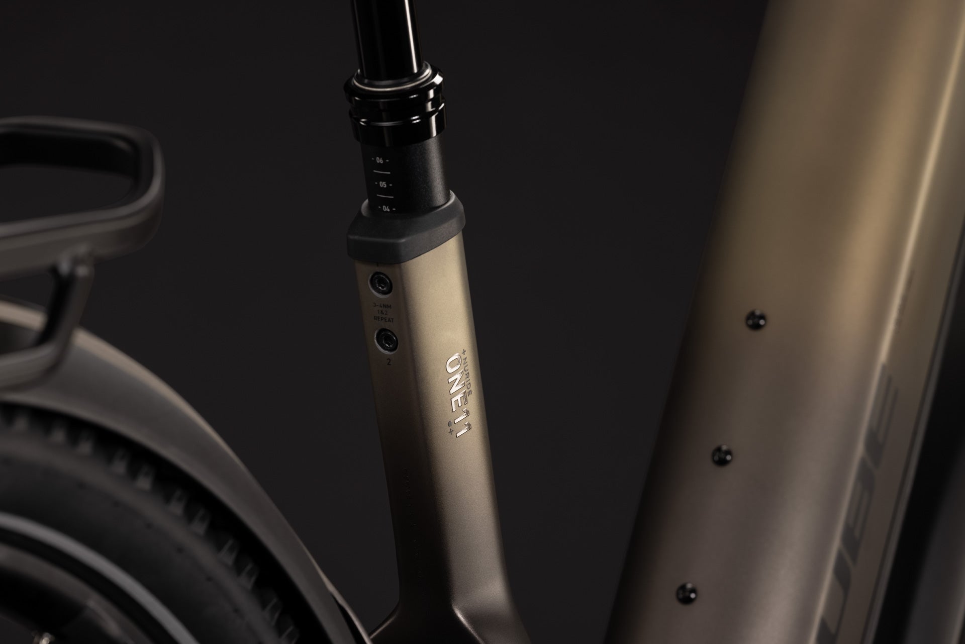 CUBE Nuride Hybrid ONE11 HPC SLX 800 in goldenbrown'n'black, Detail von Rahmen und Sattelstütze