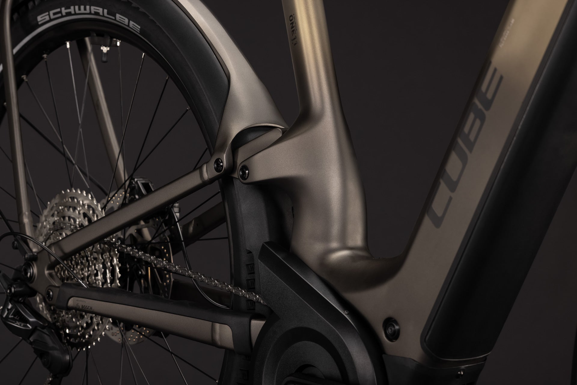 CUBE Nuride Hybrid ONE11 HPC SLX 800 in goldenbrown´n´black, Rahmen-Detail mit Motor und Akku