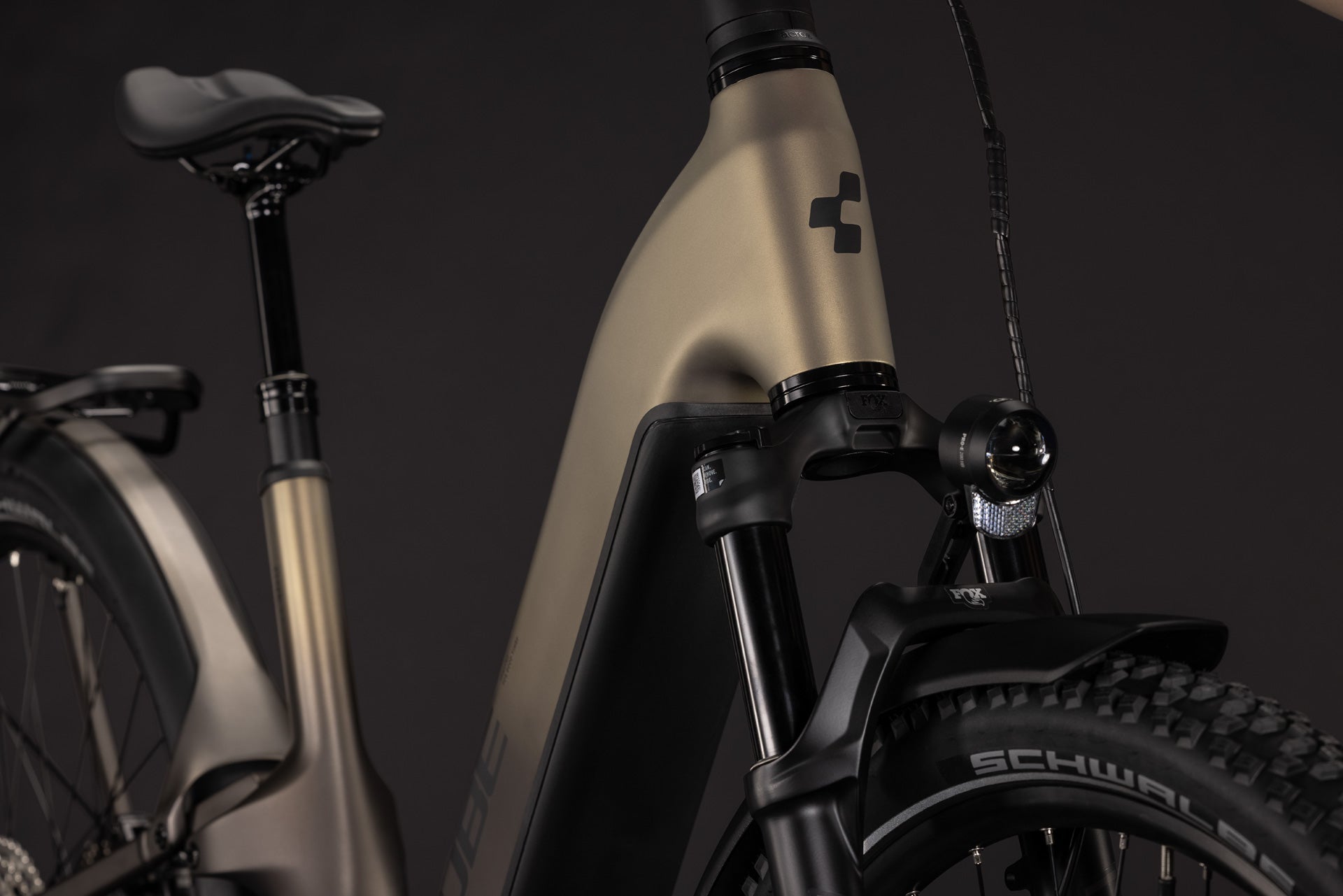 CUBE Nuride Hybrid ONE11 HPC SLX 800 in goldenbrown'n'black, Detail von Rahmen und Federgabel
