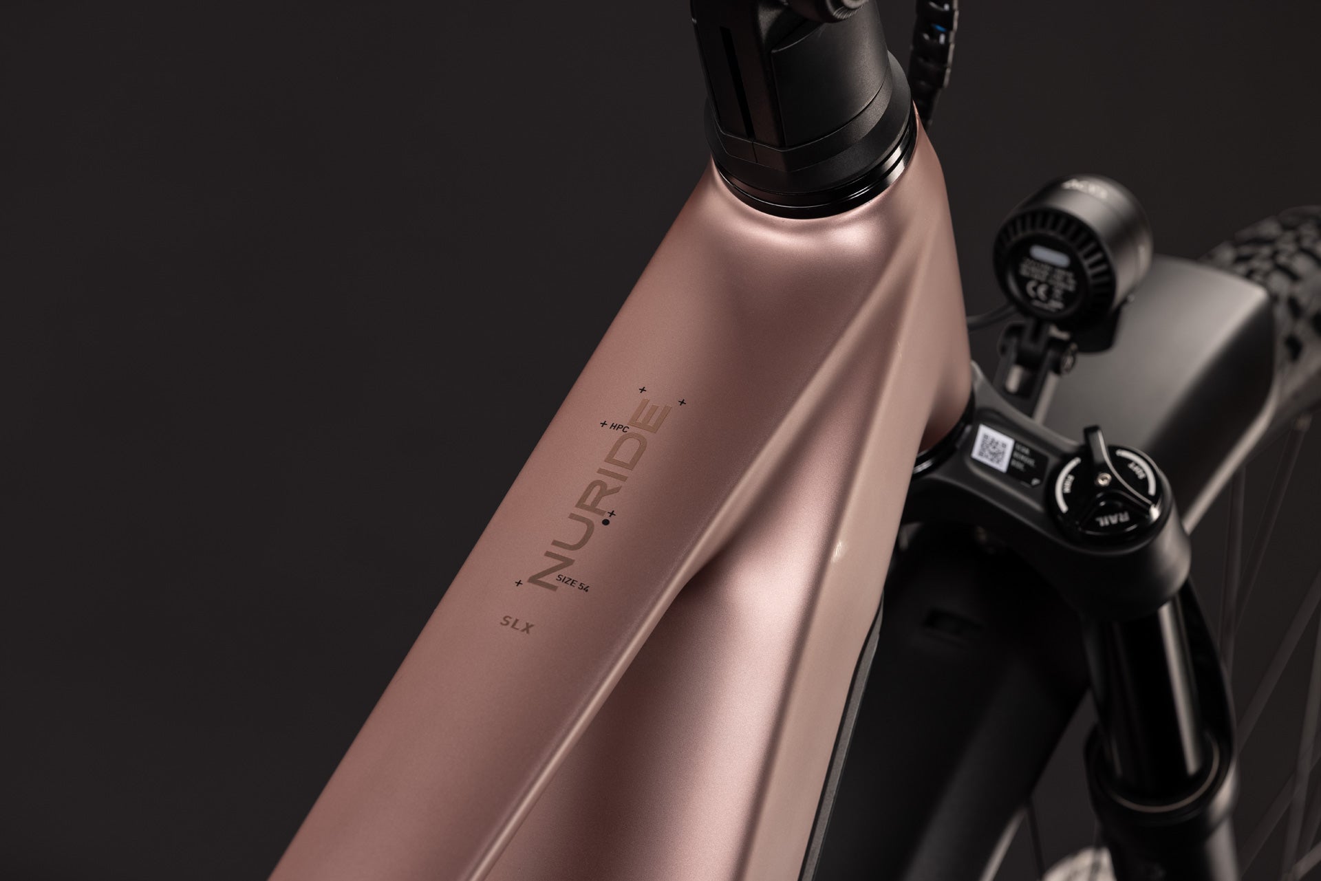 CUBE Nuride Hybrid ONE11 HPC SLX 800 mauve´n´black, Detailaufnahme des Rahmens und Lenkkopfs