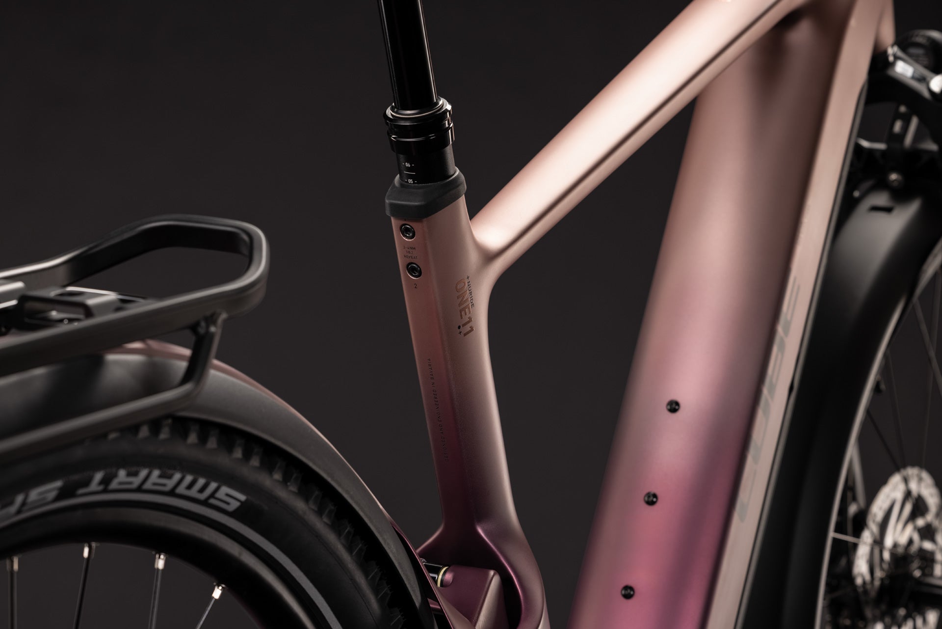 CUBE Nuride Hybrid ONE11 HPC SLX 800 mauve´n´black, Rahmen- und Gepäckträgerdetail
