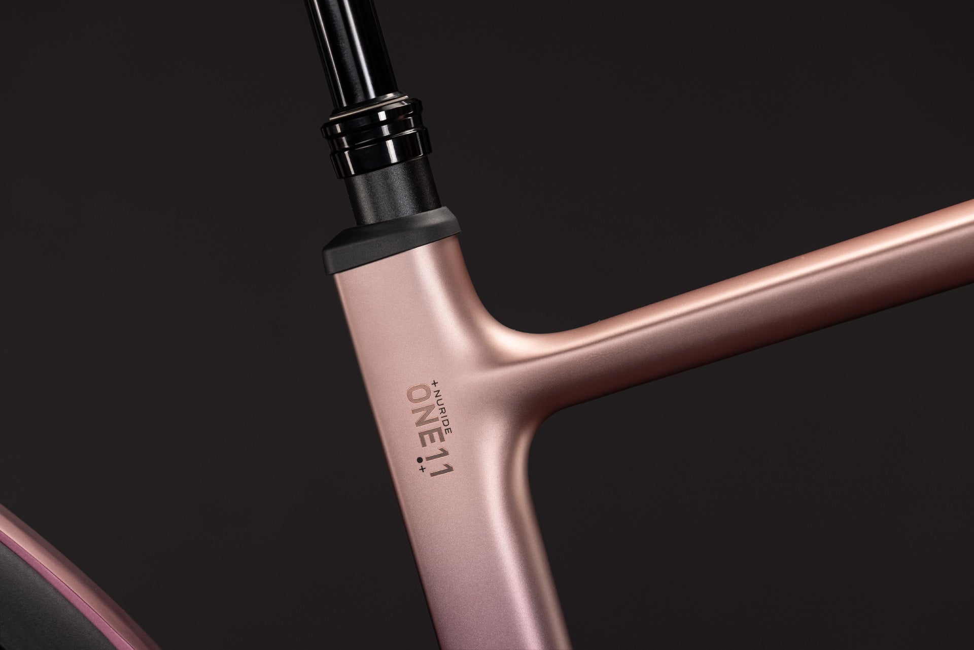 CUBE Nuride Hybrid ONE11 HPC SLX 800 mauve´n´black, Detail von Rahmen und Sattelstütze