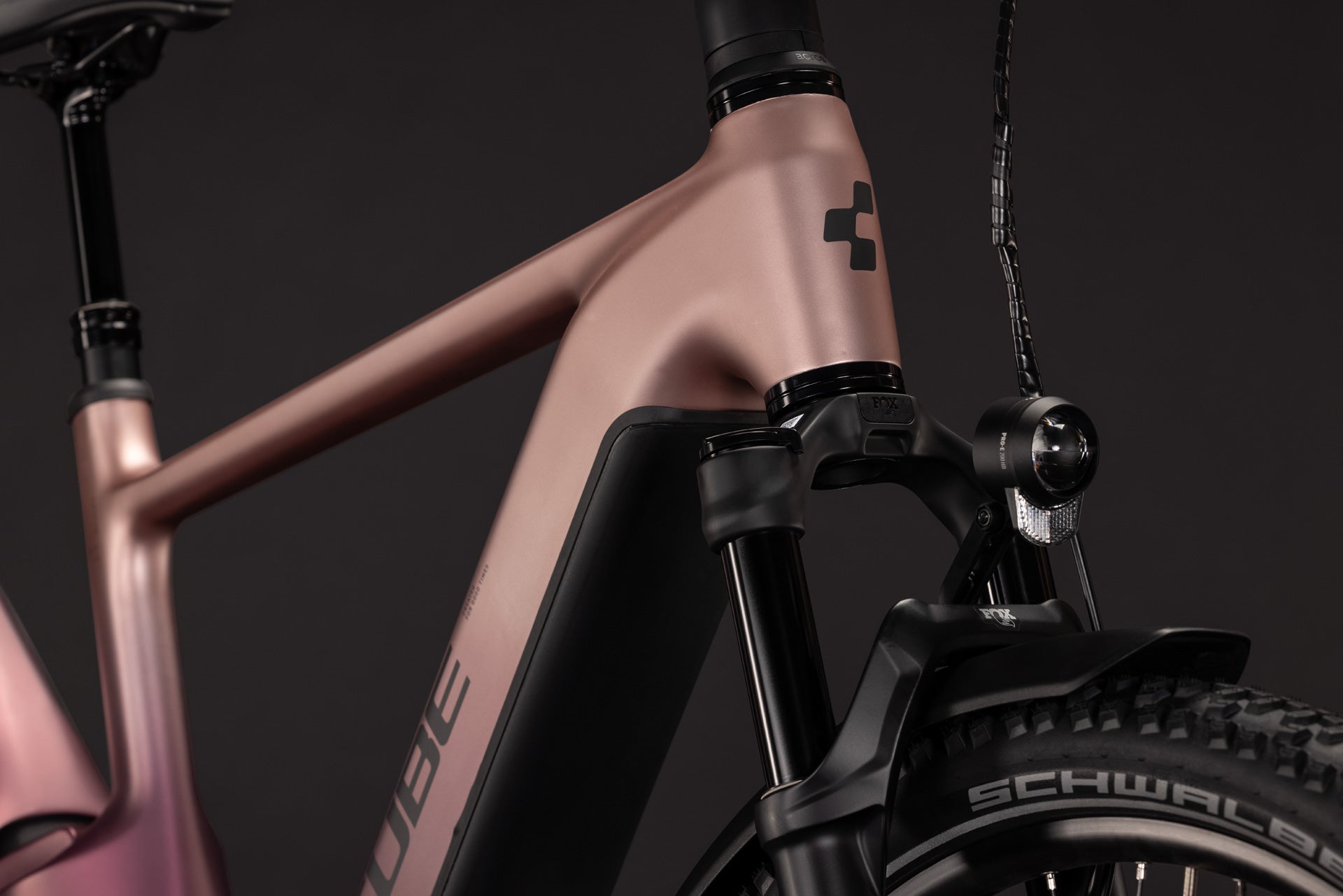 CUBE Nuride Hybrid ONE11 HPC SLX 800 mauve´n´black, Detail von Rahmen, Gabel und Frontlicht