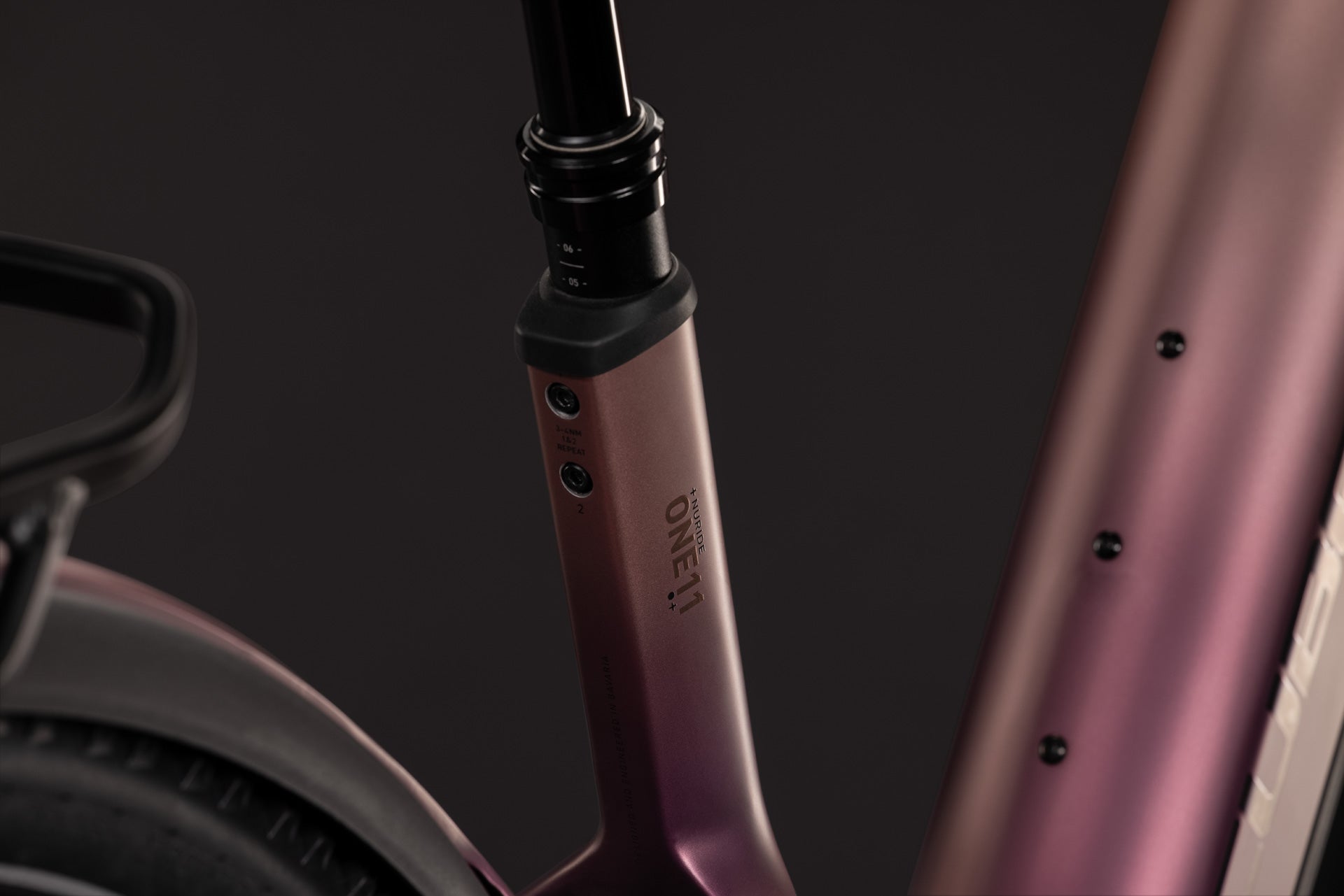 CUBE Nuride Hybrid ONE11 HPC SLX 800 mauve´n´black, Detail von Rahmen und Sattelstütze