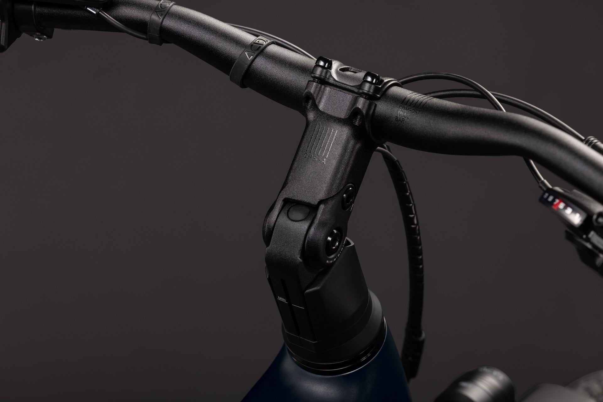 CUBE Touring Hybrid ONE 600 grey´n´coolgrey E-Bike mit schwarzem Cockpit und Vorbau