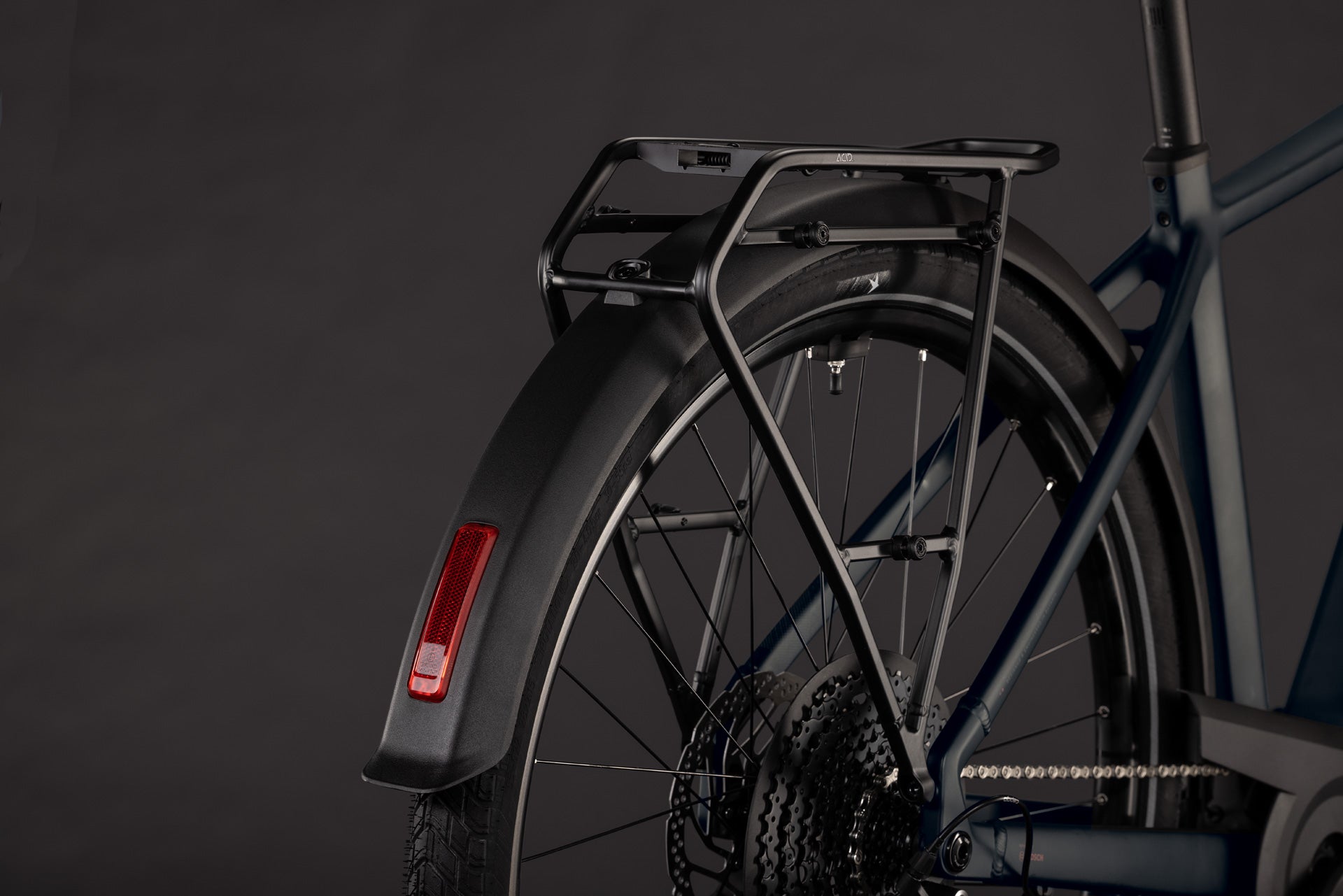CUBE Touring Hybrid ONE 600 grey’n’coolgrey mit Gepäckträger und Schutzblech am Hinterrad