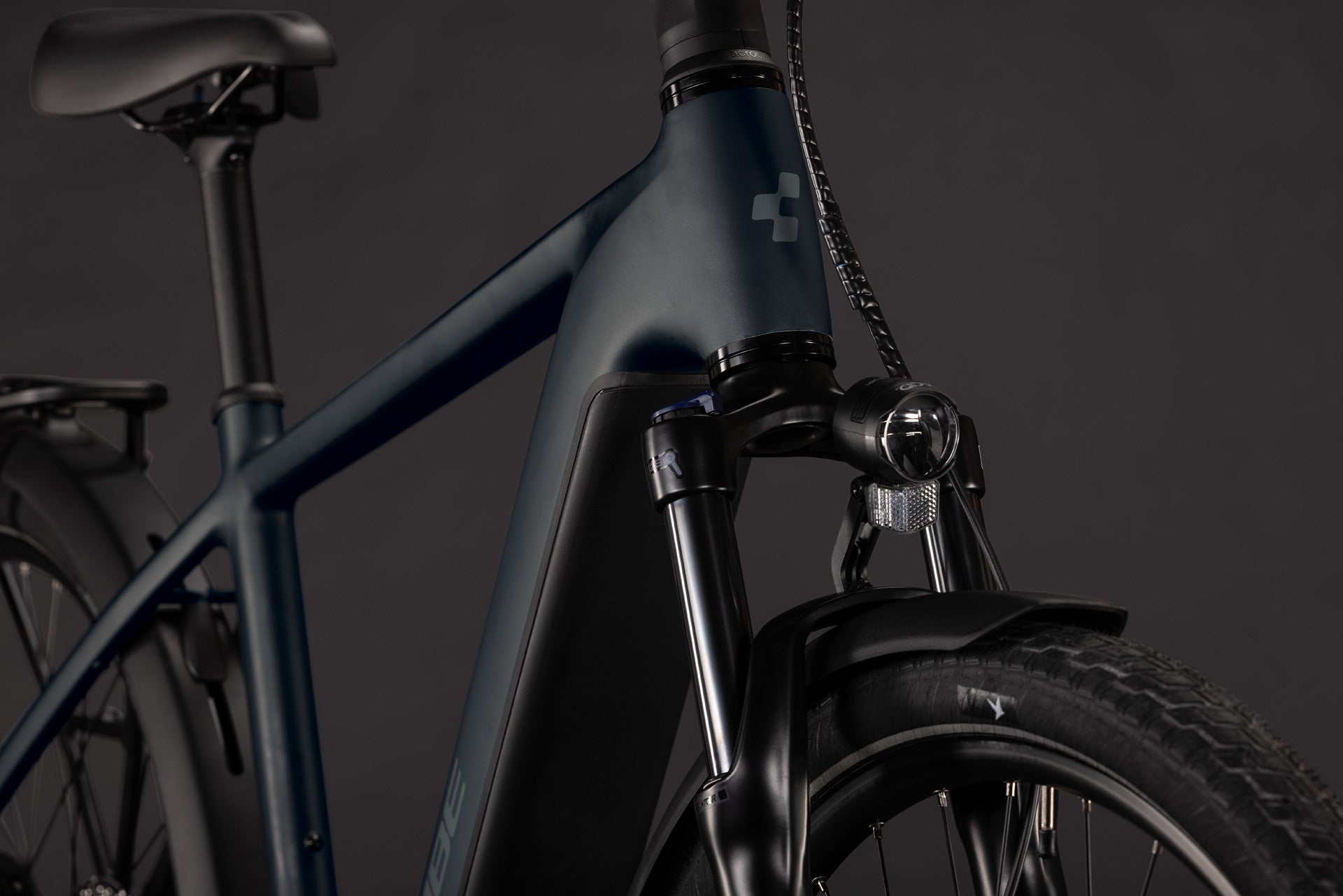 CUBE Touring Hybrid ONE 600 in grey´n´coolgrey, E-Bike mit Frontansicht