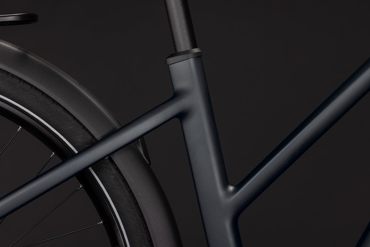 CUBE Touring Hybrid ONE 600 in grey’n’coolgrey, E-Bike-Rahmendetail mit Hinterrad