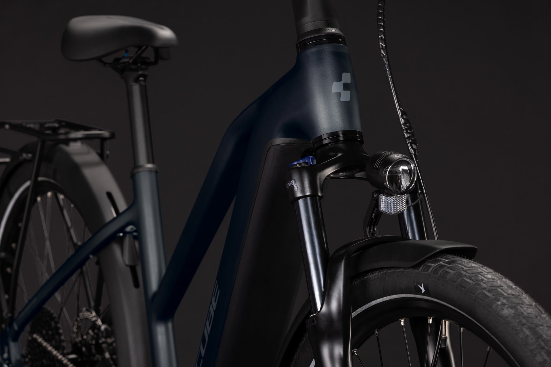 CUBE Touring Hybrid ONE 600 E-Bike in grey’n’coolgrey, Frontansicht mit Beleuchtung