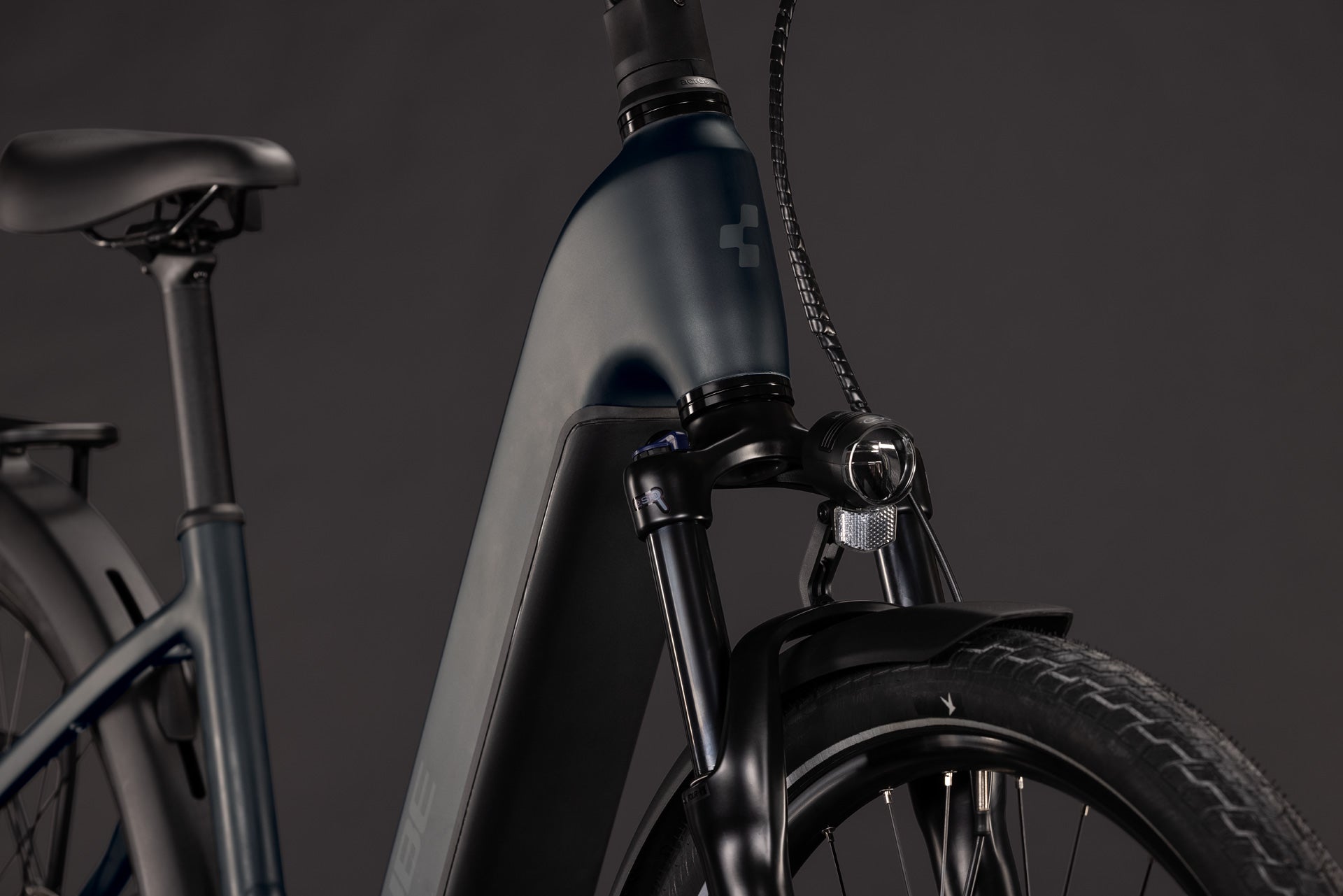 CUBE Touring Hybrid ONE 600 in grey´n´coolgrey, E-Bike mit Federgabel und Beleuchtung