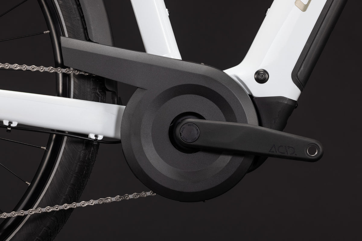 CUBE Touring Hybrid ONE 600 E-Bike-Antrieb und Kettenbereich in metallicwhite´n´chrome