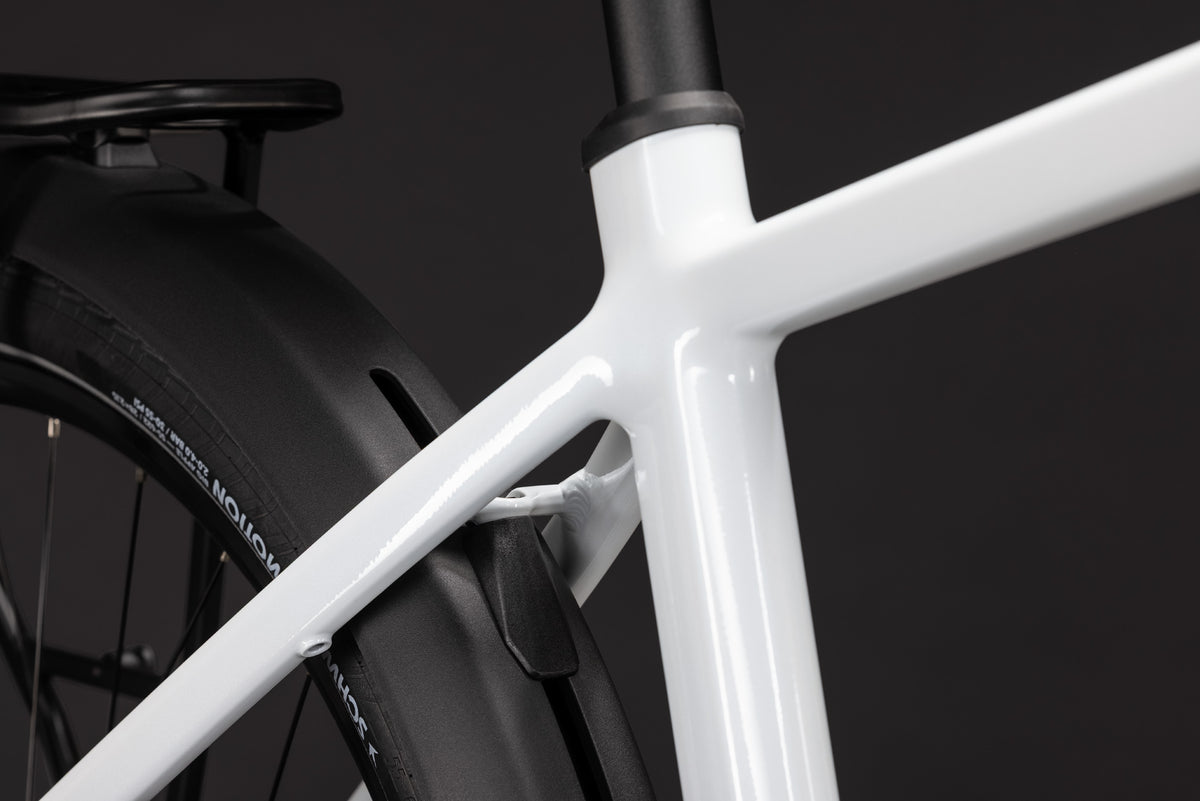 CUBE Touring Hybrid ONE 600 in metallicwhite´n´chrome, E-Bike mit elegantem Rahmen
