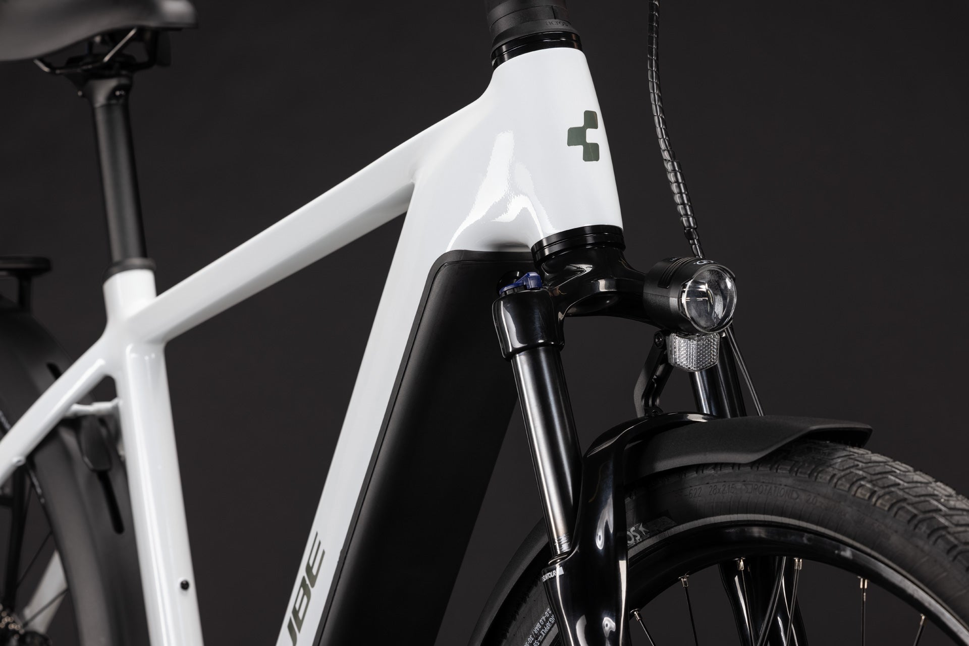 CUBE Touring Hybrid ONE 600 in metallicwhite´n´chrome, E-Trekkingrad im Detail