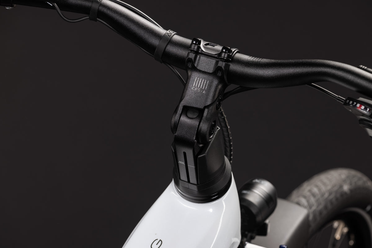 CUBE Touring Hybrid ONE 600: Lenker und Vorbau in metallicwhite´n´chrome nahe Ansicht