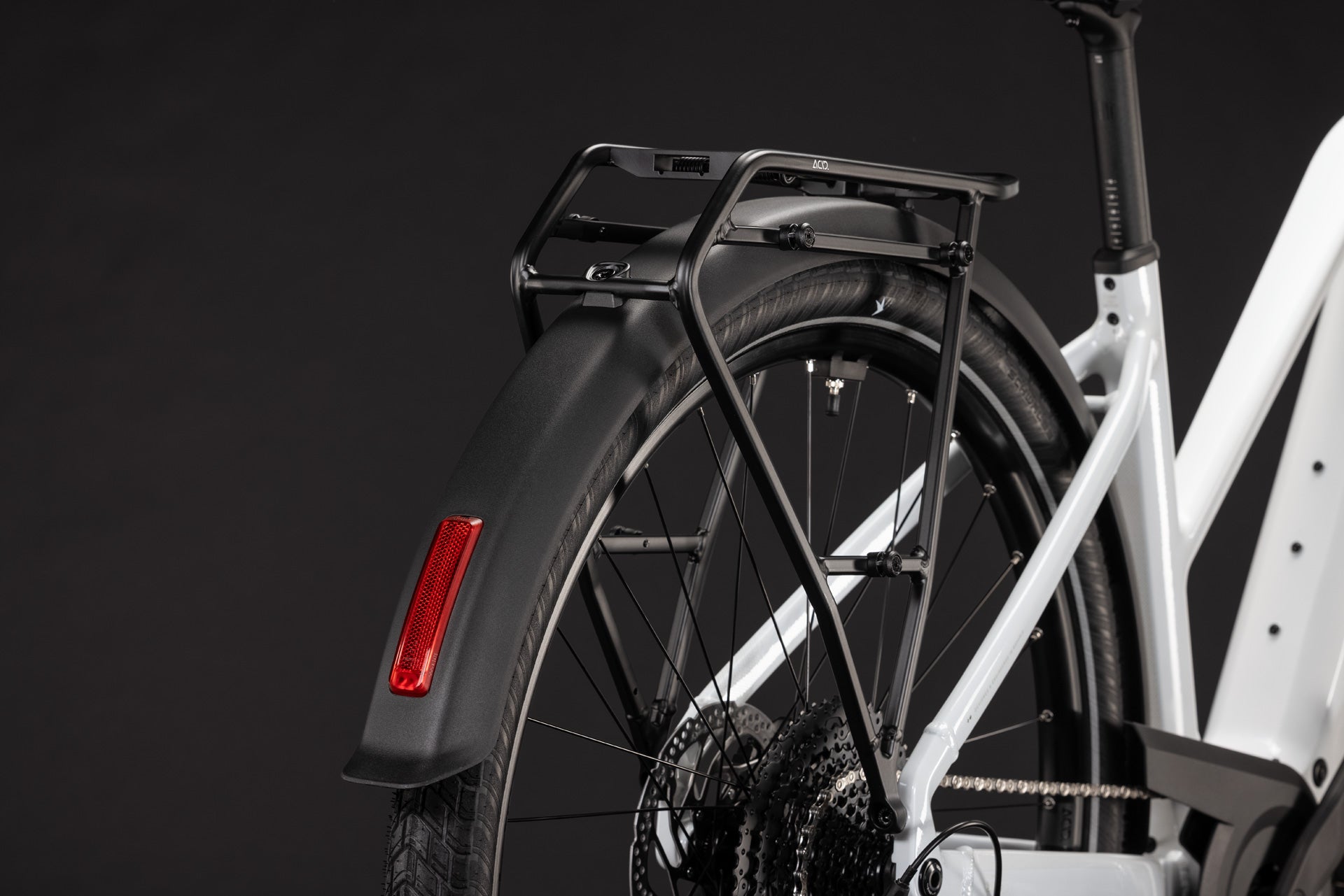 CUBE Touring Hybrid ONE 600 in metallicwhite´n´chrome mit Gepäckträger und Schutzblech