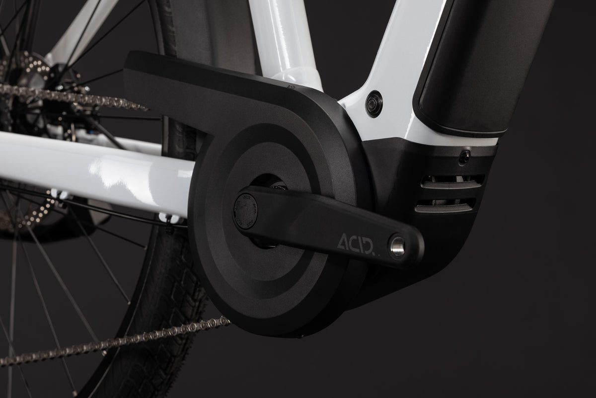 CUBE Touring Hybrid ONE 600 E-Bike in metallicweiß mit schwarzem Antriebansatz