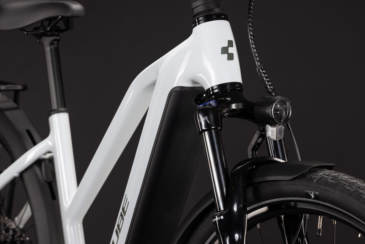 CUBE Touring Hybrid ONE 600 in metallicwhite´n´chrome, E-Bike mit Federgabel und Frontlicht
