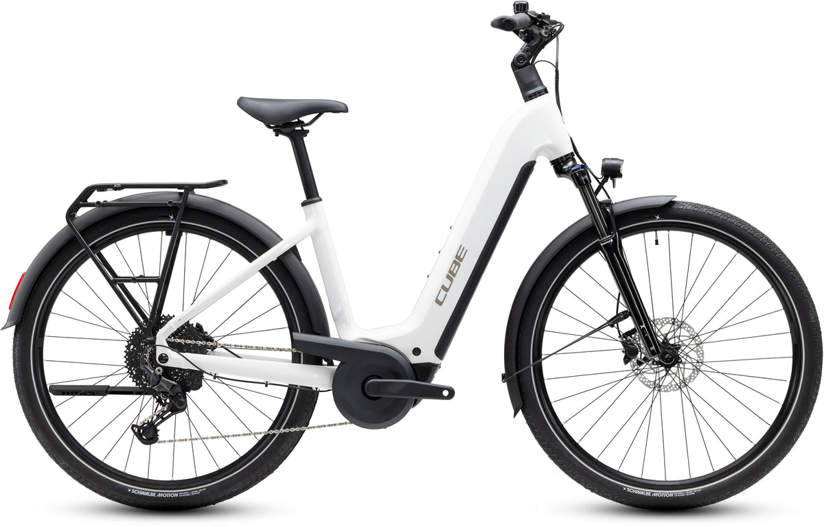 CUBE Touring Hybrid ONE 600 E-Bike in metallicwhite´n´chrome mit Gepäckträger