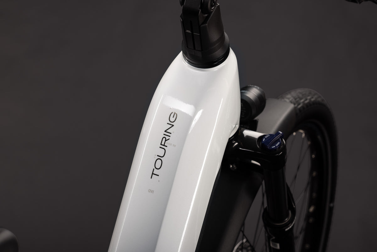 CUBE Touring Hybrid ONE 600 in Metallicweiß-Chrome, Produktdetail am Fahrradrahmen