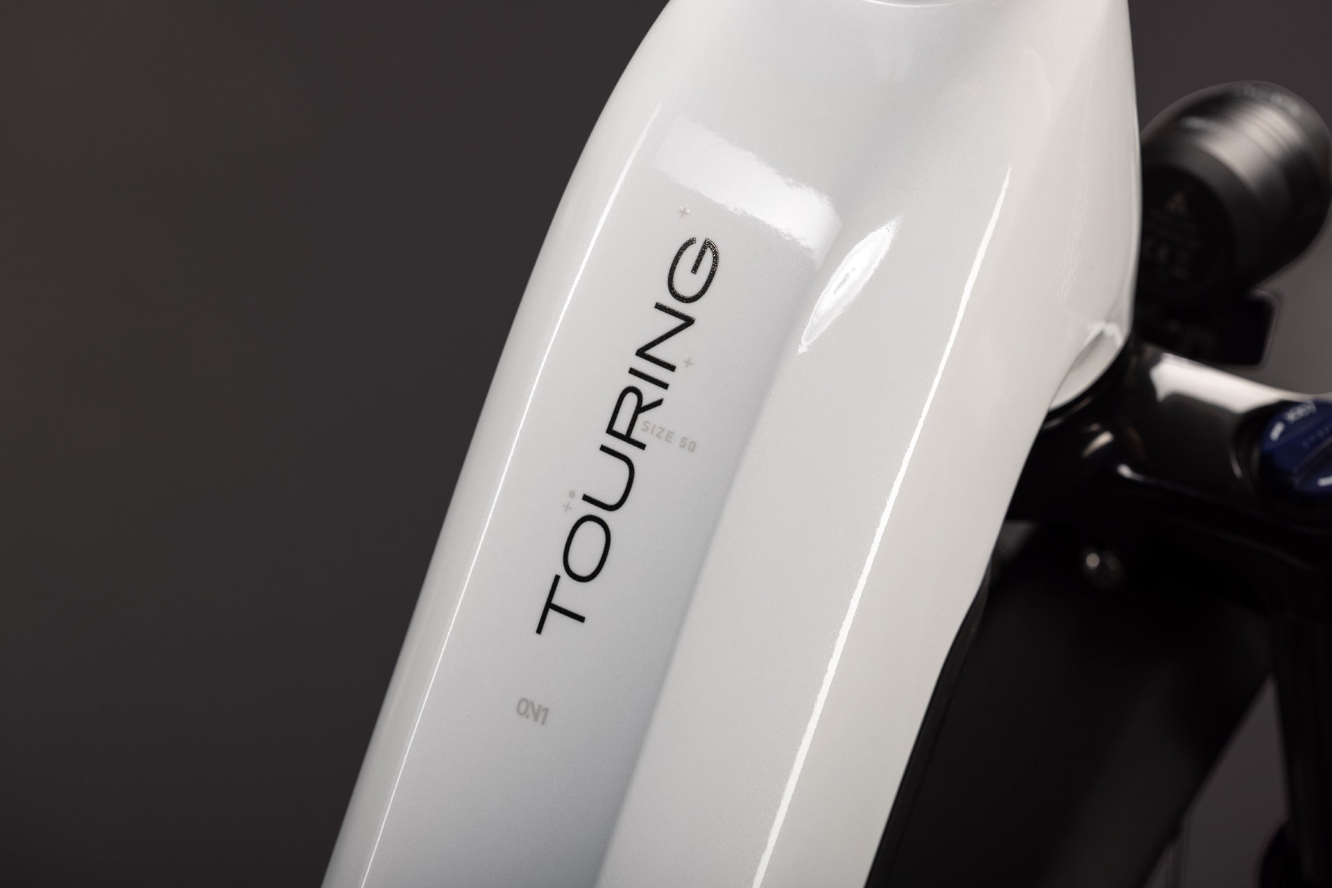 CUBE Touring Hybrid ONE 600 in metallicwhite´n´chrome, Detailaufnahme des Rahmenrohrs