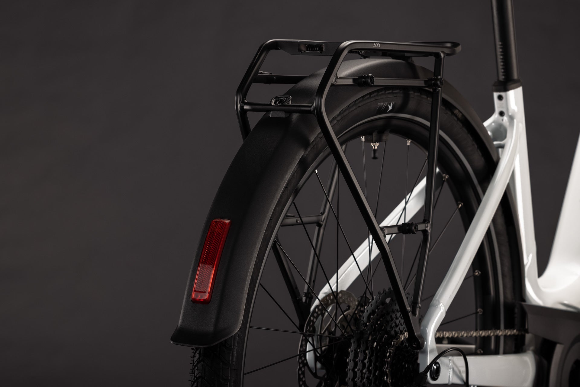 CUBE Touring Hybrid ONE 600 in metallicwhite´n´chrome mit Gepäckträger und Schutzblech