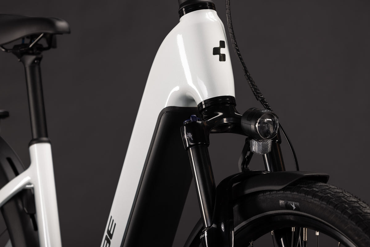 CUBE Touring Hybrid ONE 600 E-Bike in metallicwhite´n´chrome, Frontansicht