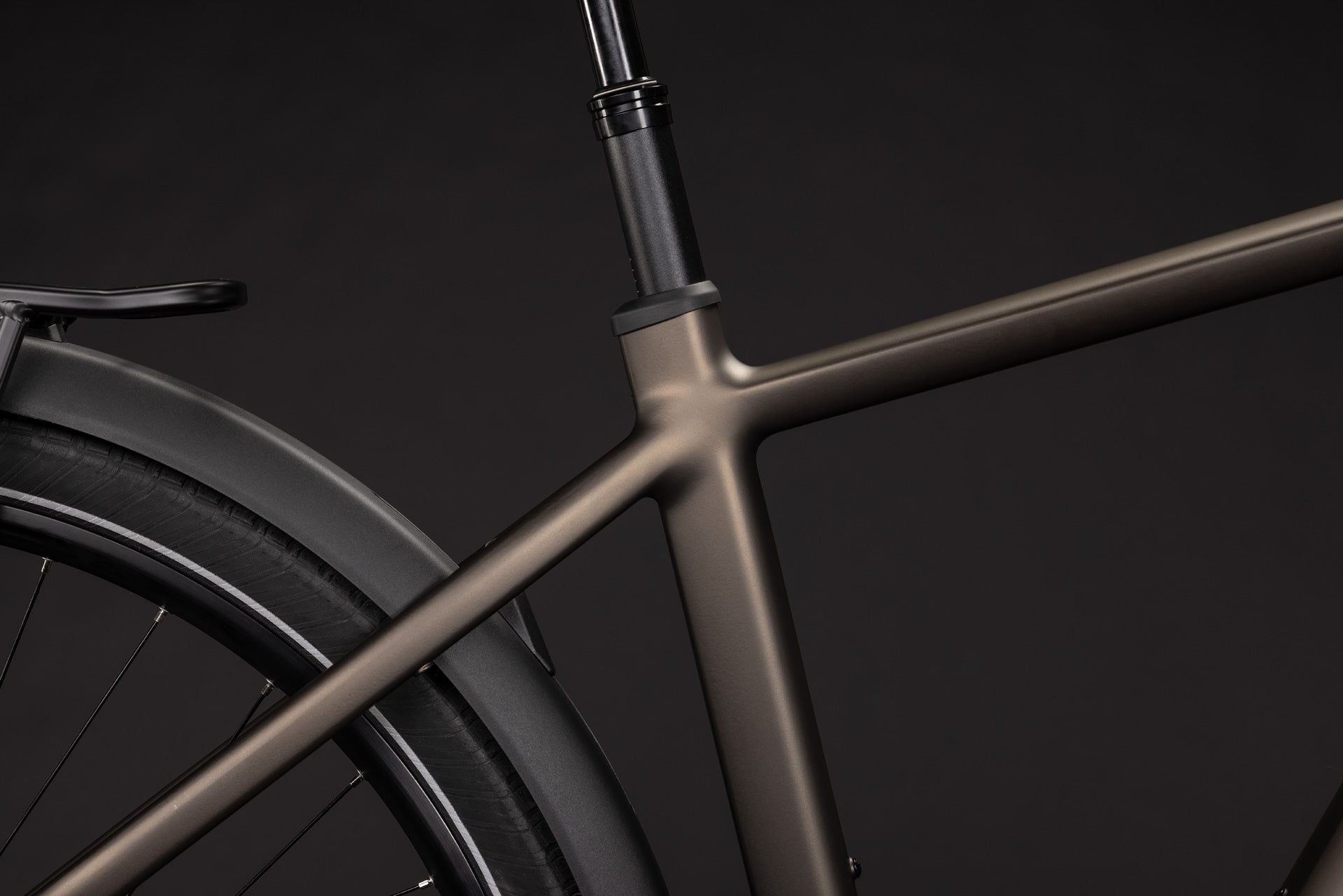 CUBE Touring Hybrid Pro 800 in metallicumbra und schwarz, Detailansicht des Rahmens