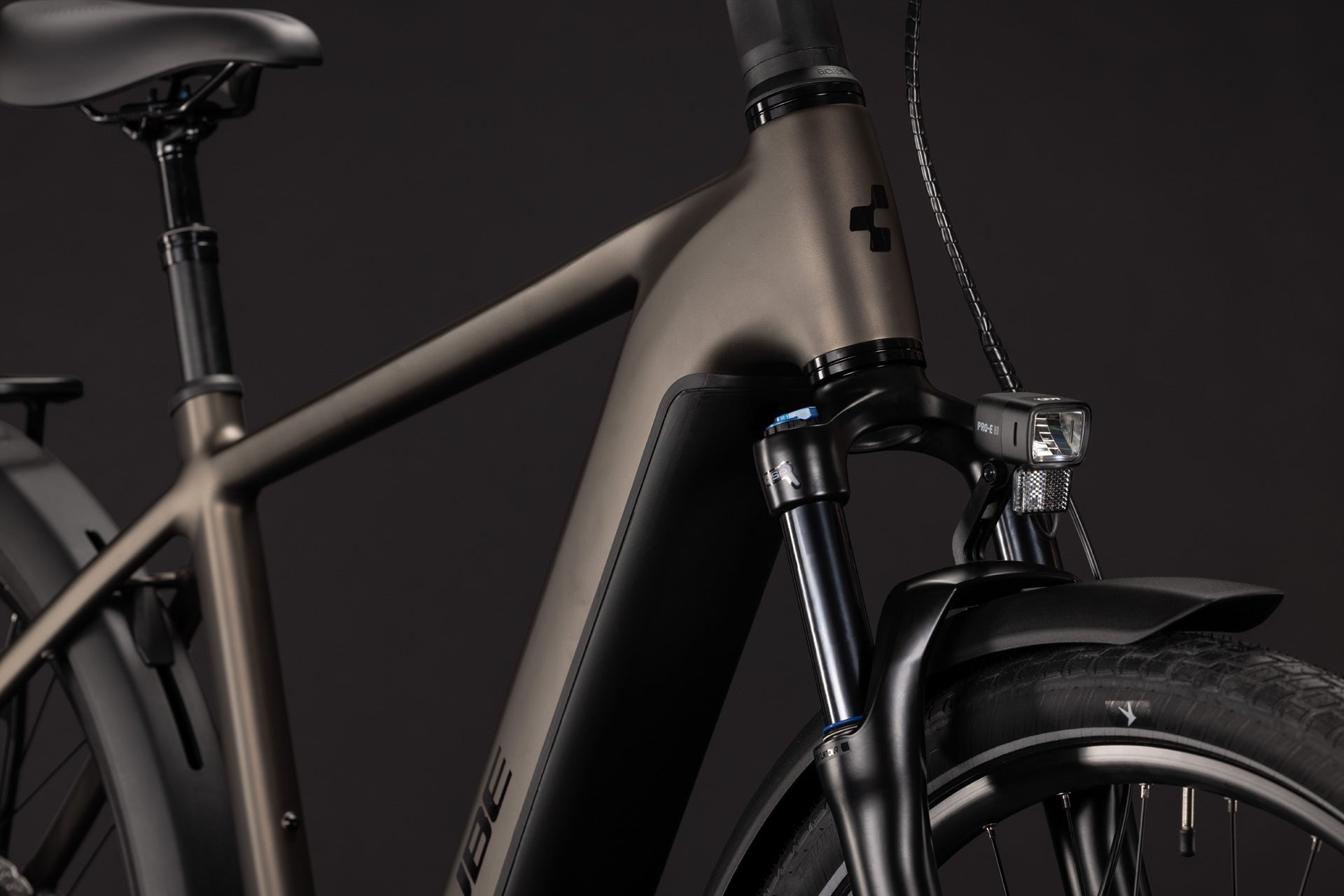 CUBE Touring Hybrid Pro 800 in metallicumbra und black, E-Trekkingrad Detailansicht