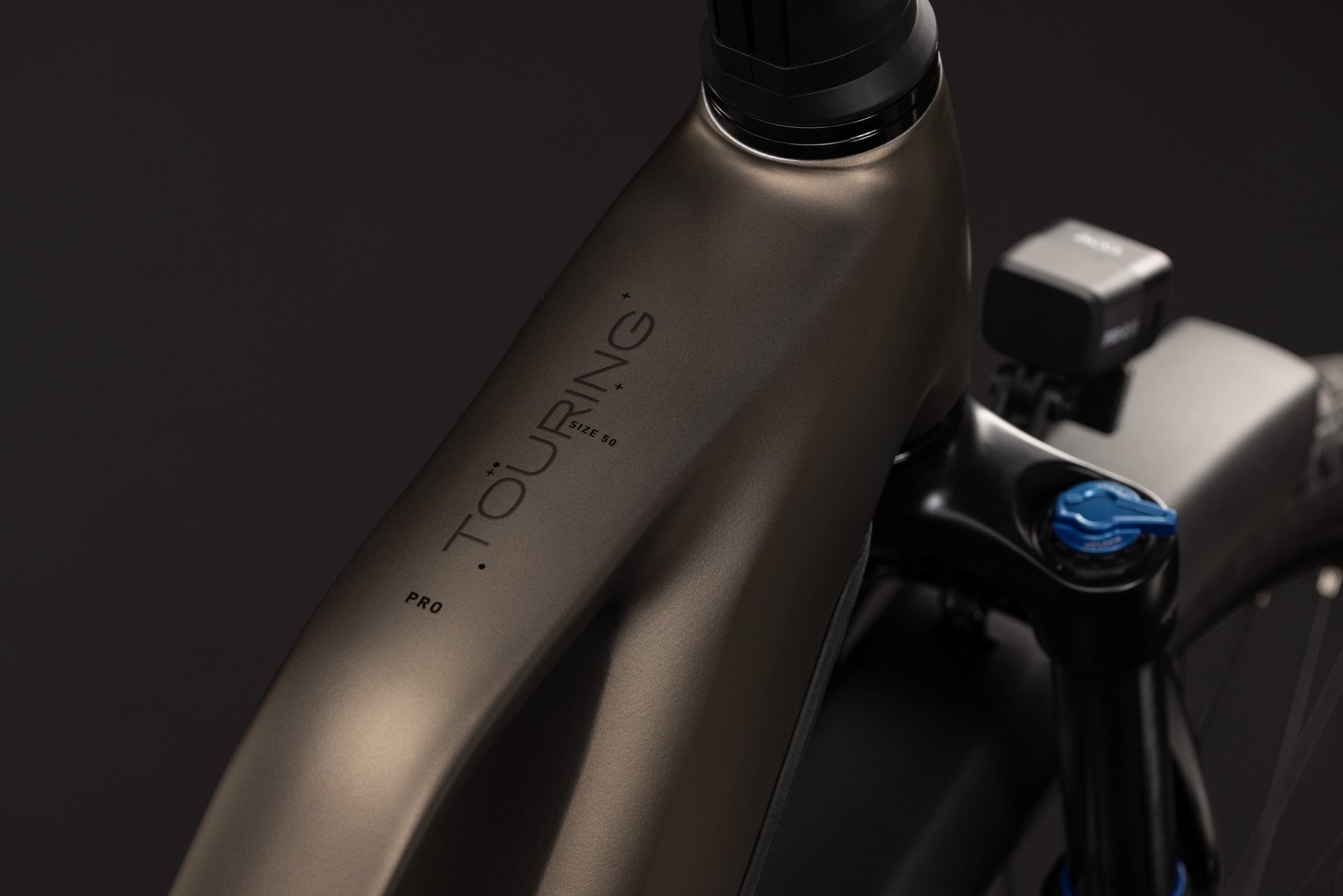 CUBE Touring Hybrid Pro 800 in metallicumbra´n´black am Fahrradrahmen nah aufgenommen