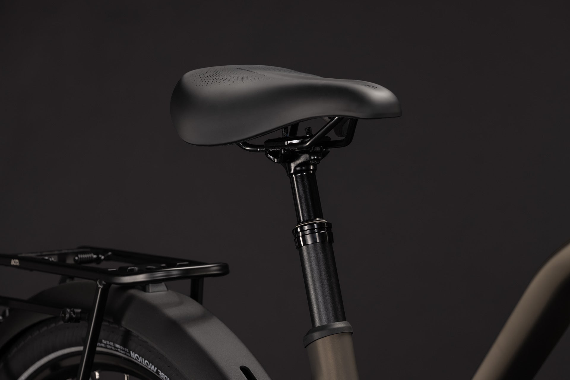 Sattel und Sattelstütze des CUBE Touring Hybrid Pro 800 in metallicumbra´n´black