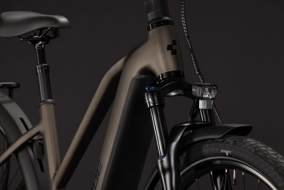 CUBE Touring Hybrid Pro 800 in metallicumbra´n´black, E-Bike mit Federgabel und Frontlicht