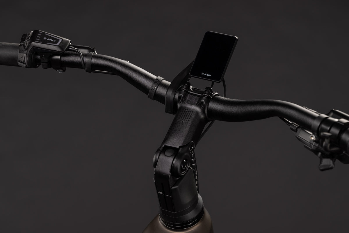Cockpit des CUBE Touring Hybrid Pro 800 in metallicumbra´n´black mit Bosch-Display