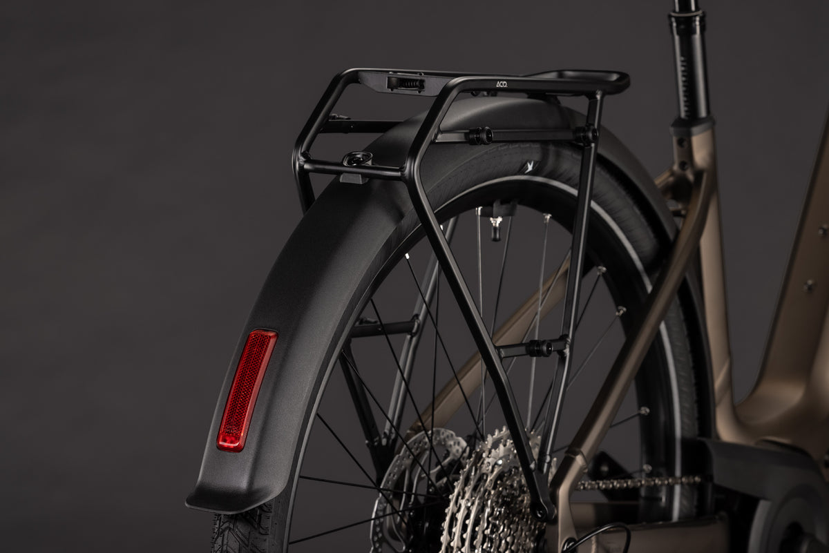 CUBE Touring Hybrid Pro 800 E-Bike in metallicumbra'n'black mit Gepäckträger und Schutzblech
