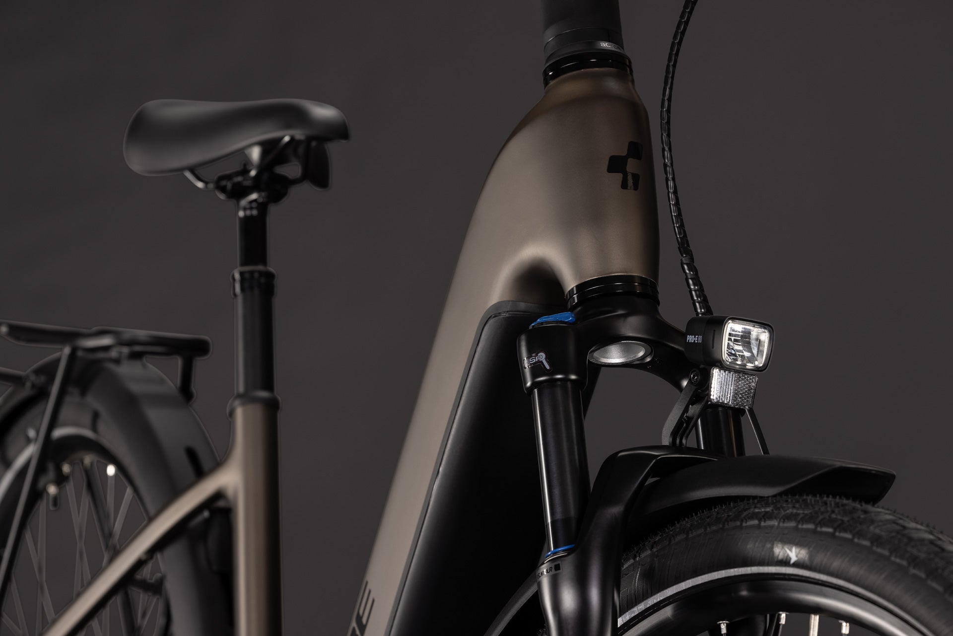 CUBE Touring Hybrid Pro 800 in metallicumbra’n’black, E-Bike mit Federgabel und Frontlicht