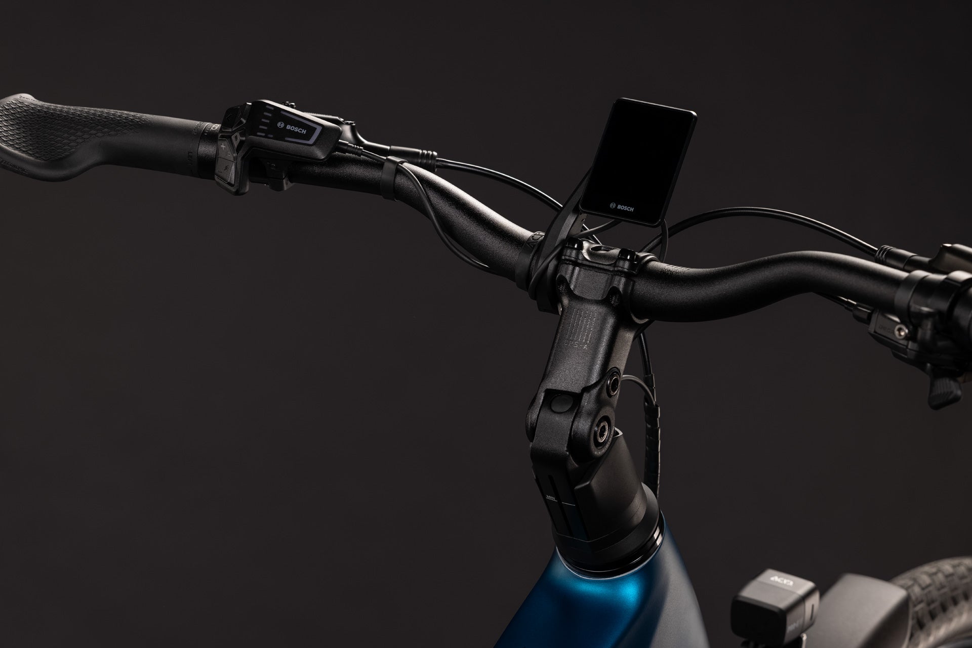 CUBE Touring Hybrid Pro 800 E-Bike Cockpit mit Bosch-Display in electricblue´n´prizm