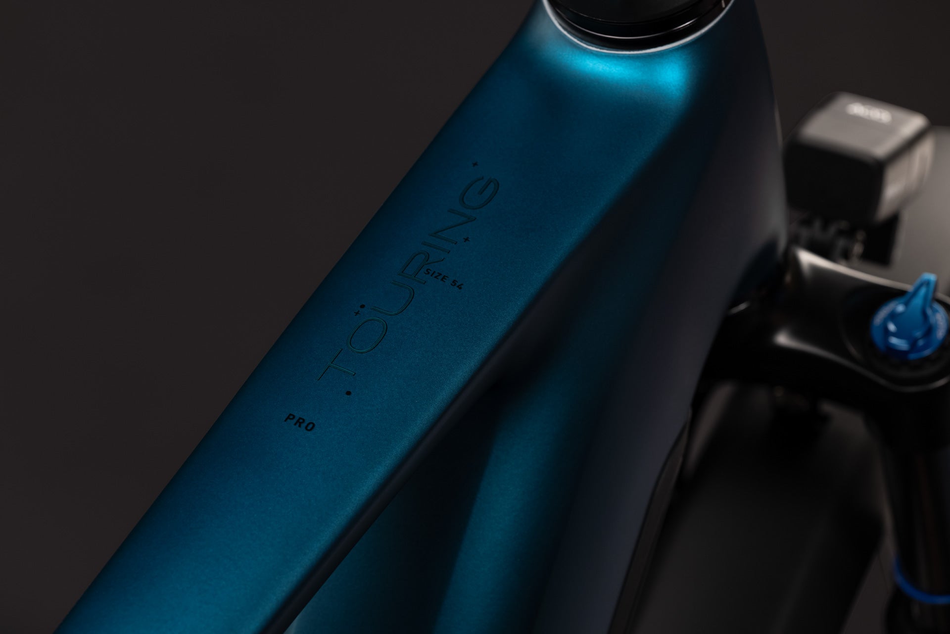 CUBE Touring Hybrid Pro 800 E-Bike in electricblue´n´prizm, Detailansicht am Rahmen