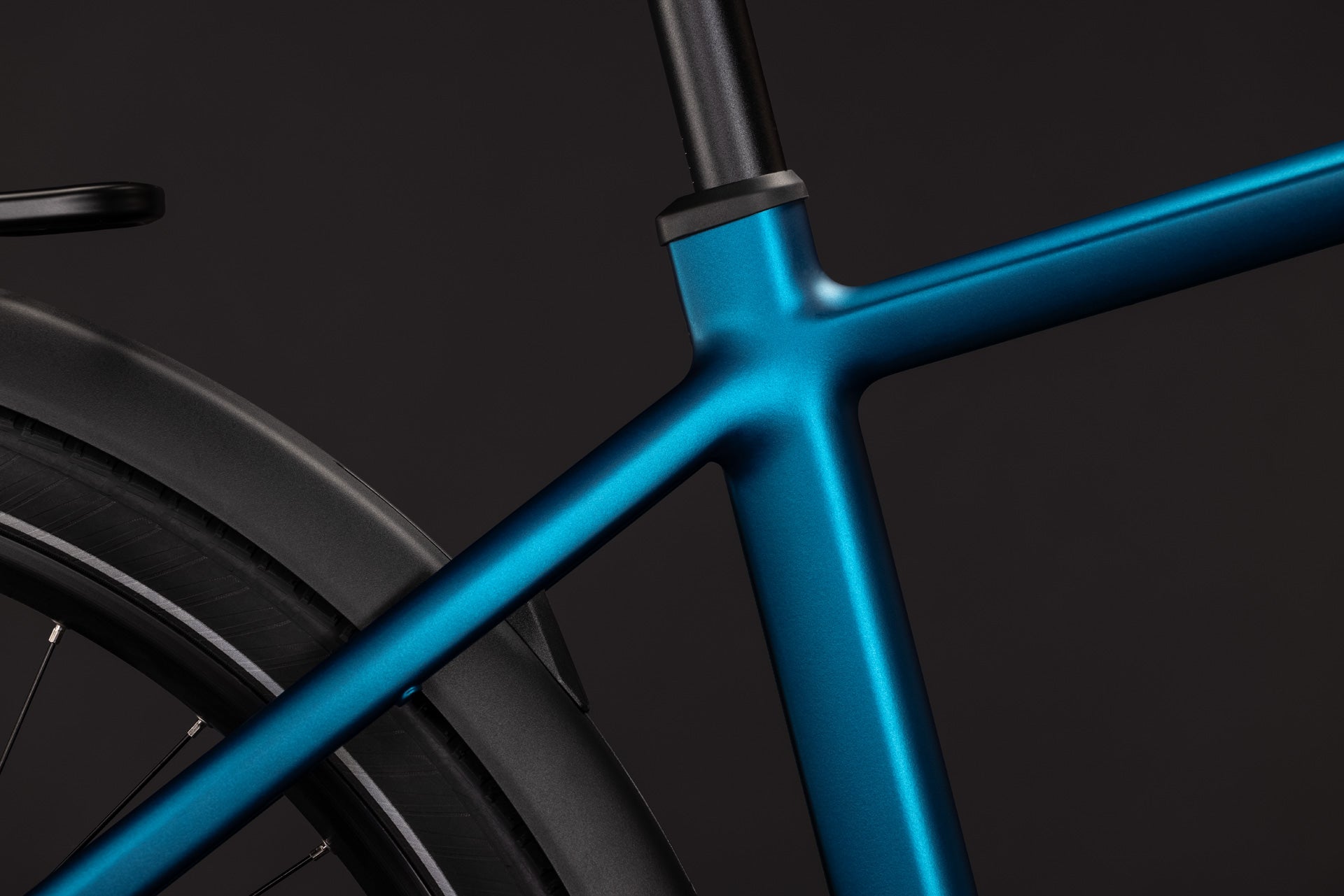 CUBE Touring Hybrid Pro 800 in Electricblue mit Rahmen und Hinterraddetail