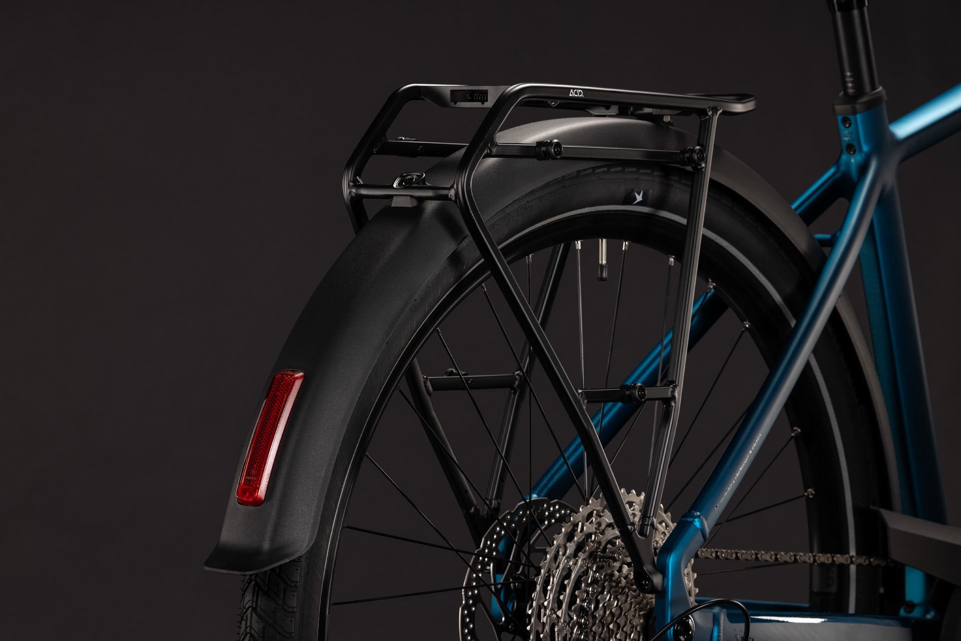 CUBE Touring Hybrid Pro 800 E-Bike in electricblue´n´prizm mit Gepäckträger und Schutzblech