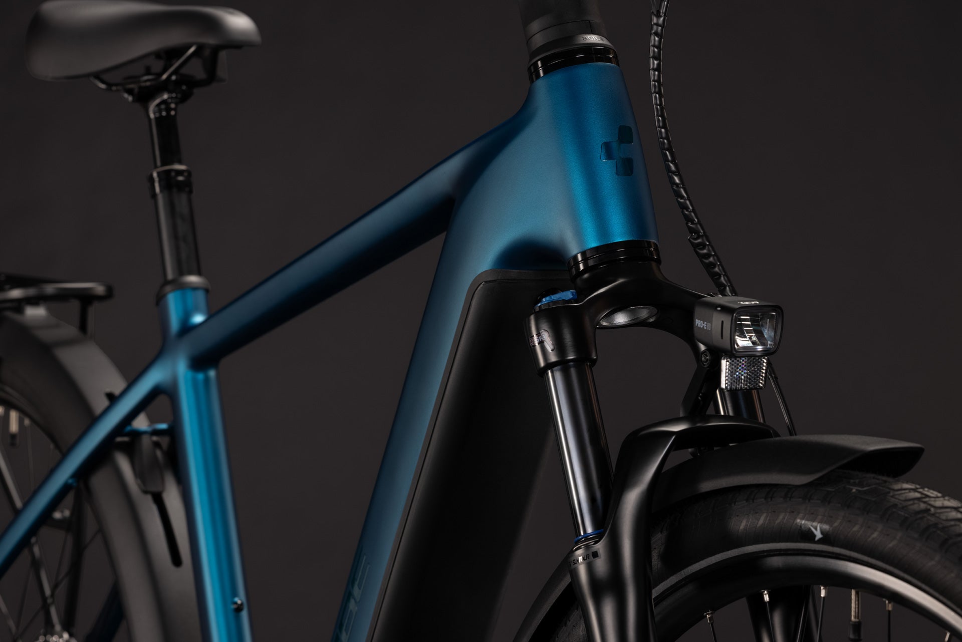 CUBE Touring Hybrid Pro 800 E-Bike in electricblue´n´prizm, Detailansicht