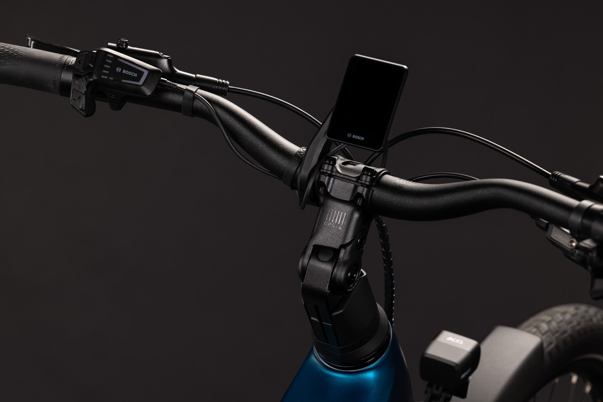 Cockpit des CUBE Touring Hybrid Pro 800 in electricblue´n´prizm mit Bosch-Display
