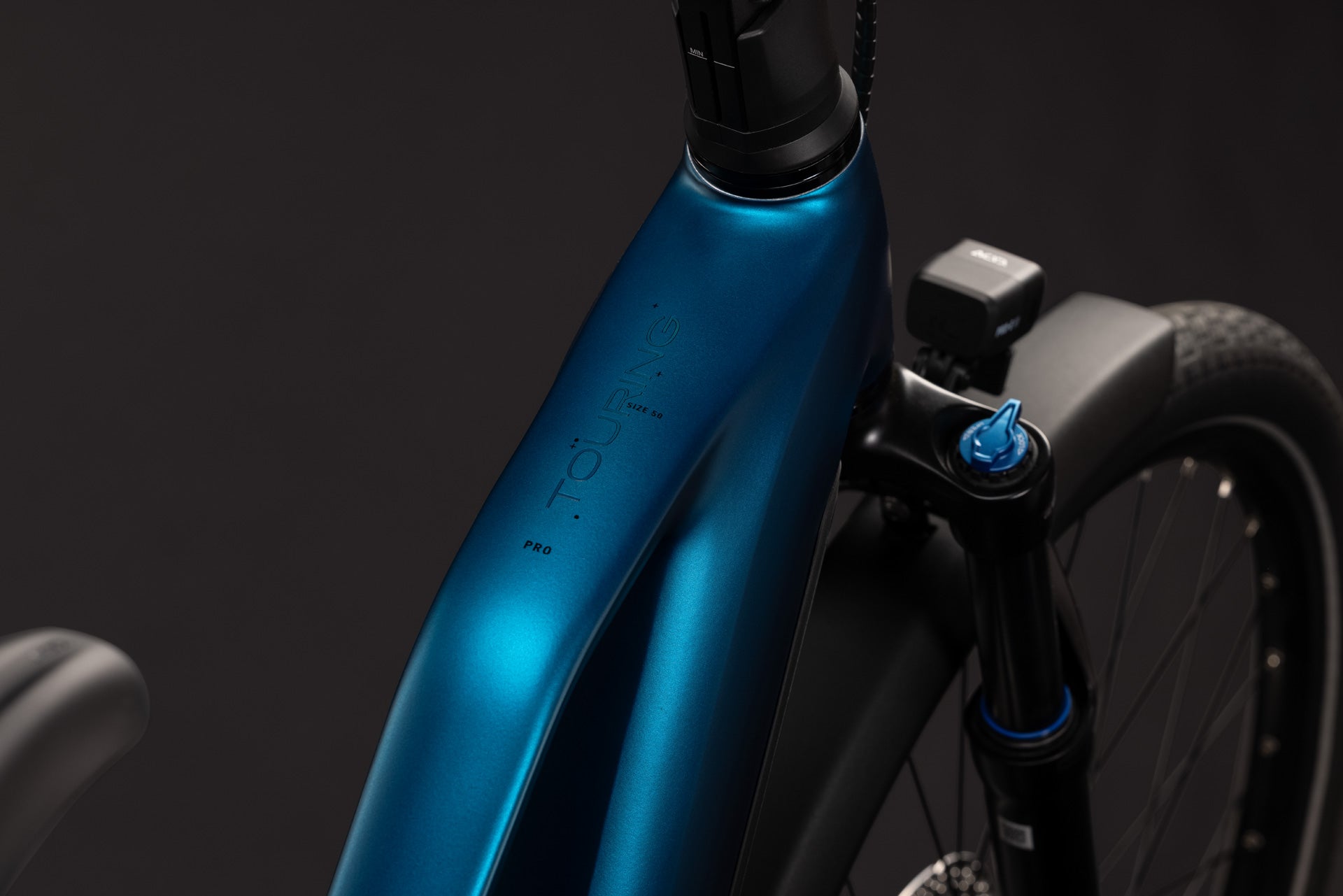CUBE Touring Hybrid Pro 800 electricblue´n´prizm E-Bike mit Federgabel, Nahaufnahme