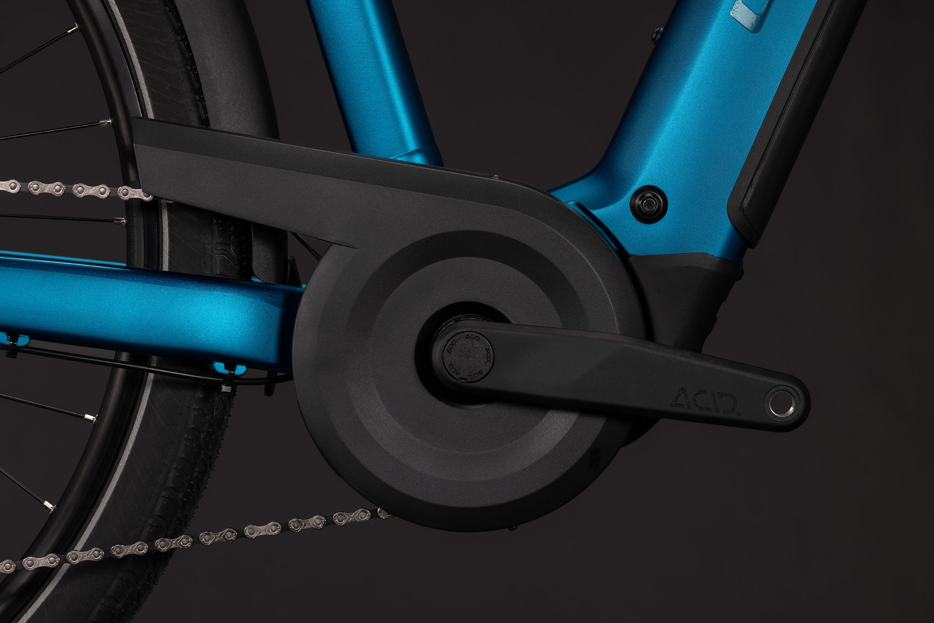 CUBE Touring Hybrid Pro 800 E-Bike in Electricblue mit Motor und Antriebssystem